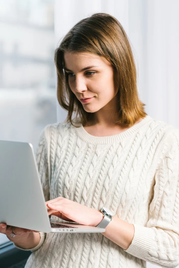 Calculadora de costos para envíos internacionales desde Miami y China a Ecuador, incluyendo tarifas 4x4 y categoría C.